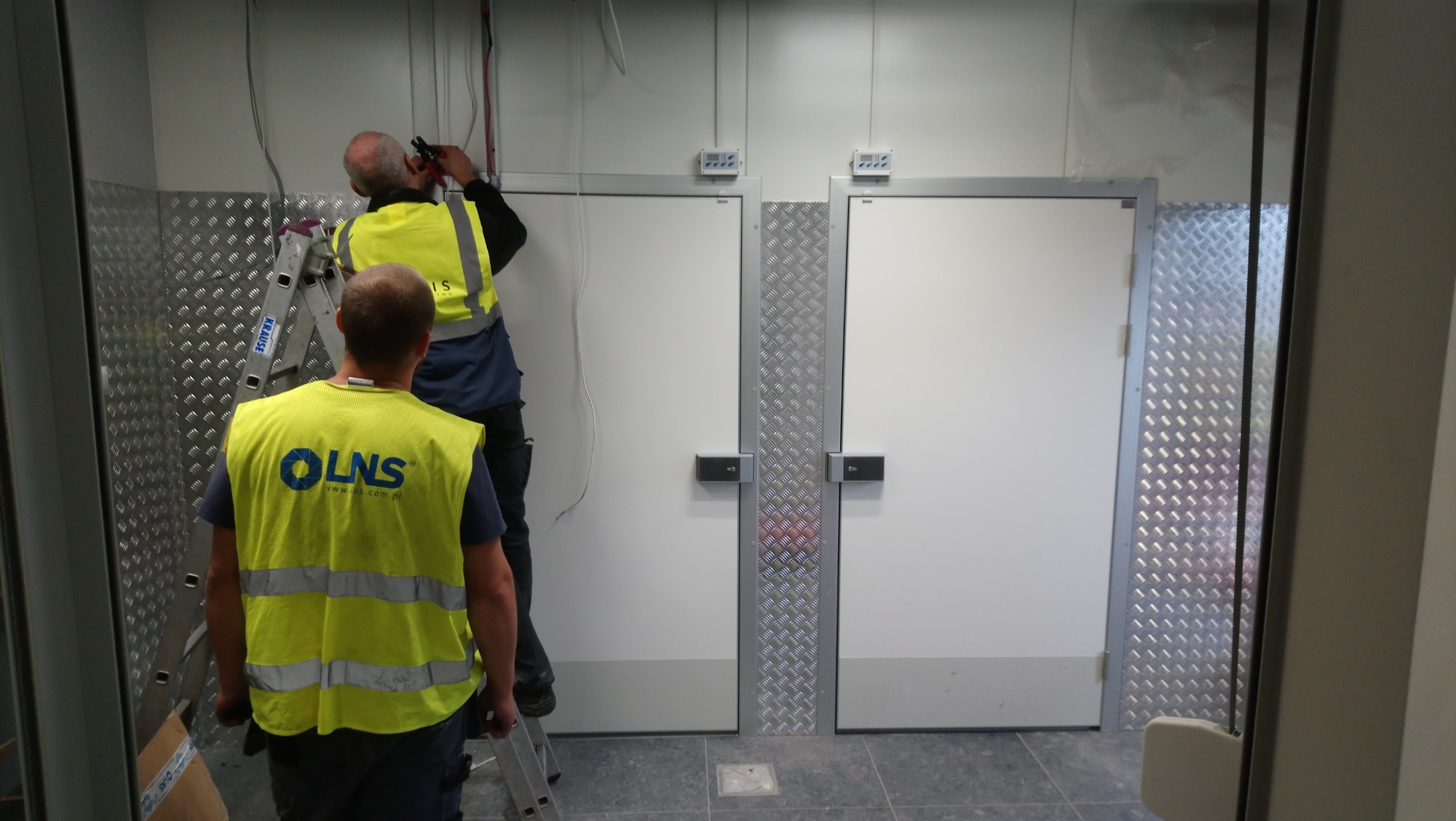 Montaż komory chłodniczej marki Coolcraft produkowanej przez LNS.