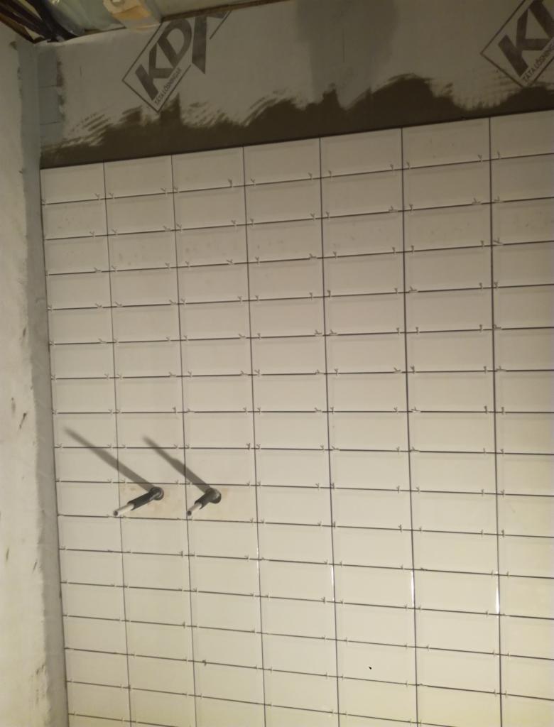 Montaż płytek łazienkowych.