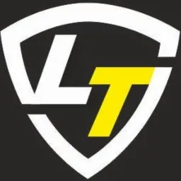 Biało-żółte logo LT w kształcie tarczy na ciemnoszarym tle. Żółta litera T nałożona na białą literę L, tworząc nowoczesny i dynamiczny symbol.