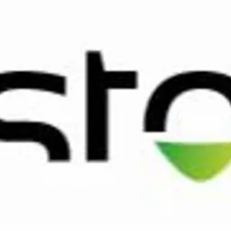 Logo Adstone z czarnym napisem i zielonym akcentem w kształcie odwróconego trójkąta w literze 'o'.