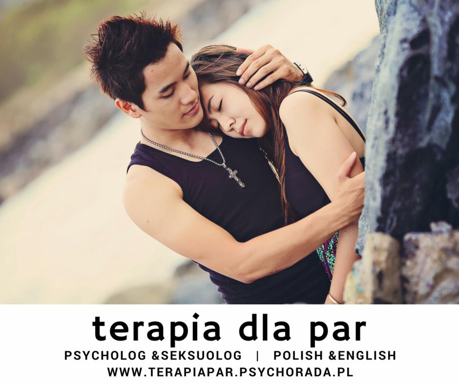 Młoda para obejmuje się na tle skał, mężczyzna z zegarkiem na ręku, kobieta z zamkniętymi oczami i srebrnym naszyjnikiem z krzyżykiem, w dolnej części zdjęcia tekst 'terapia dla par psycholog &...