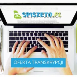 Praca na laptopie z widoczną stroną internetową spiszetopl, smartfon z widokiem na stronę, kawa, okulary i kaktus w tle, oferta transkrypcji w Aleksandrowie Łódzkim.