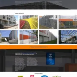 Zrzut ekranu strony internetowej firmy budowlanej z trzema osobami w kaskach na banerze, prezentujący zakres usług i realizacje, z logotypami sponsorów i opiniami klientów.