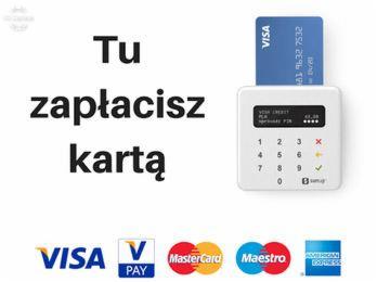 Terminal płatniczy z włożoną kartą Visa, na białym tle, z napisem 'Tu zapłacisz kartą' oraz logotypami akceptowanych kart płatniczych: Visa, V PAY, MasterCard, Maestro, American Express.