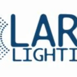 Niebieskie logo firmy Lars Lighting z dekoracyjnym elementem graficznym po lewej stronie, składającym się z kropek ułożonych w kształt rozchodzących się promieni.
