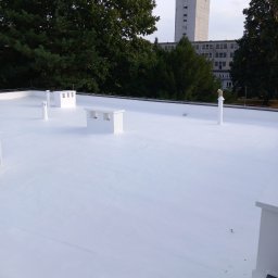 Renowacja dachu papowego przy zastosowaniu płynnej membrany.