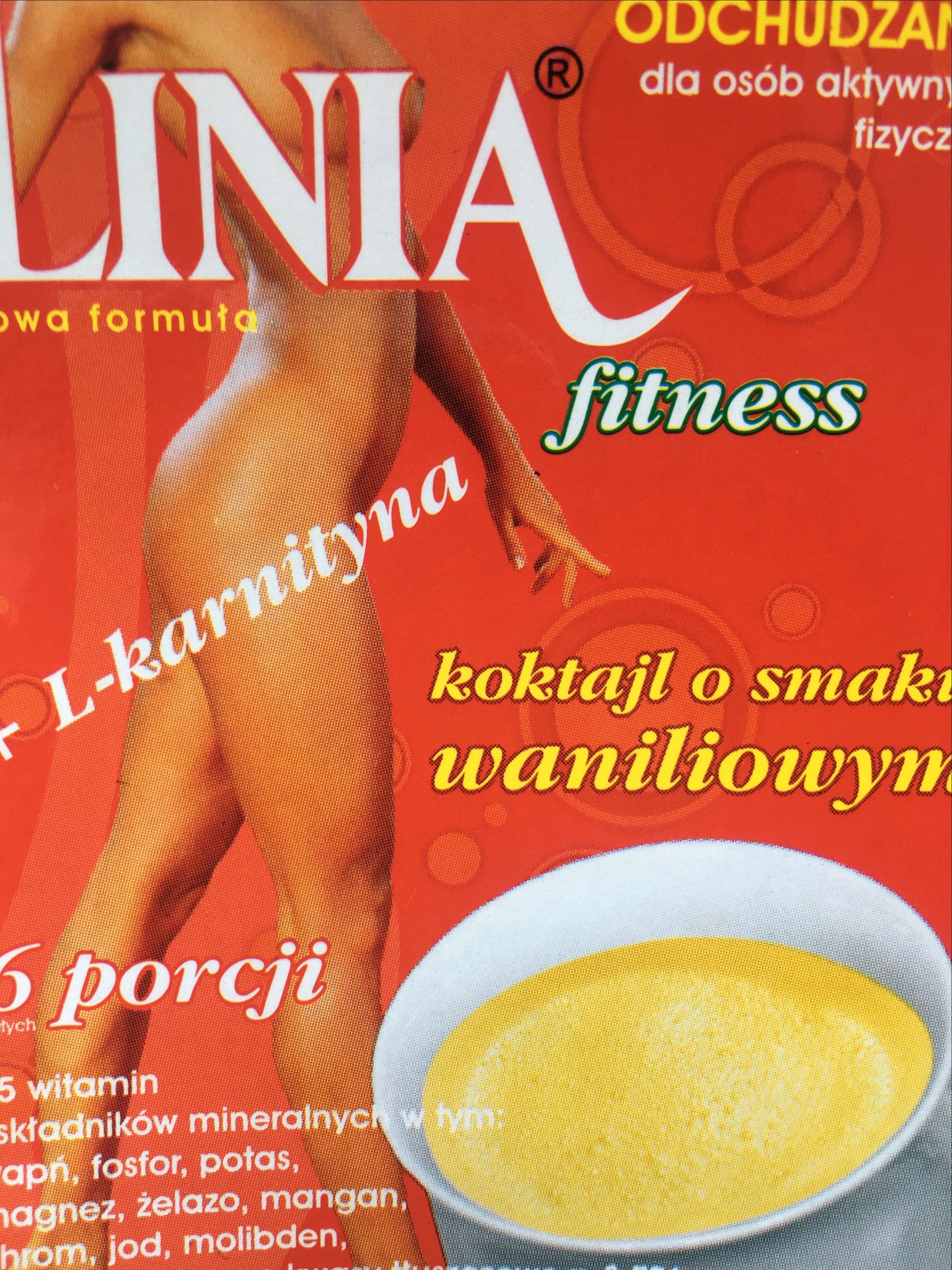 Opakowanie produktu wspomagającego odchudzanie z koktajlem waniliowym i L-karnityną, na czerwonym tle z wizerunkiem częściowo nagiej kobiety.