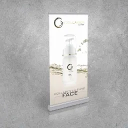 Roll-up z wizualizacją produktu kosmetycznego na tle szarej ściany.