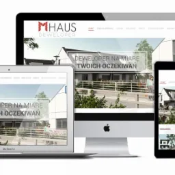 Responsywna strona internetowa dewelopera MHAUS wyświetlana na laptopie MacBook Air, monitorze, tablecie i smartfonie z czerwonym obramowaniem.