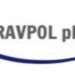 Logo firmy Bravpol Plus z niebieskim łukiem pod napisem.