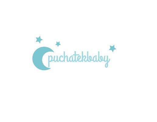 Logo firmy 'puchatekbaby' z motywem księżyca i gwiazd, jasnoniebieski kolor na białym tle.