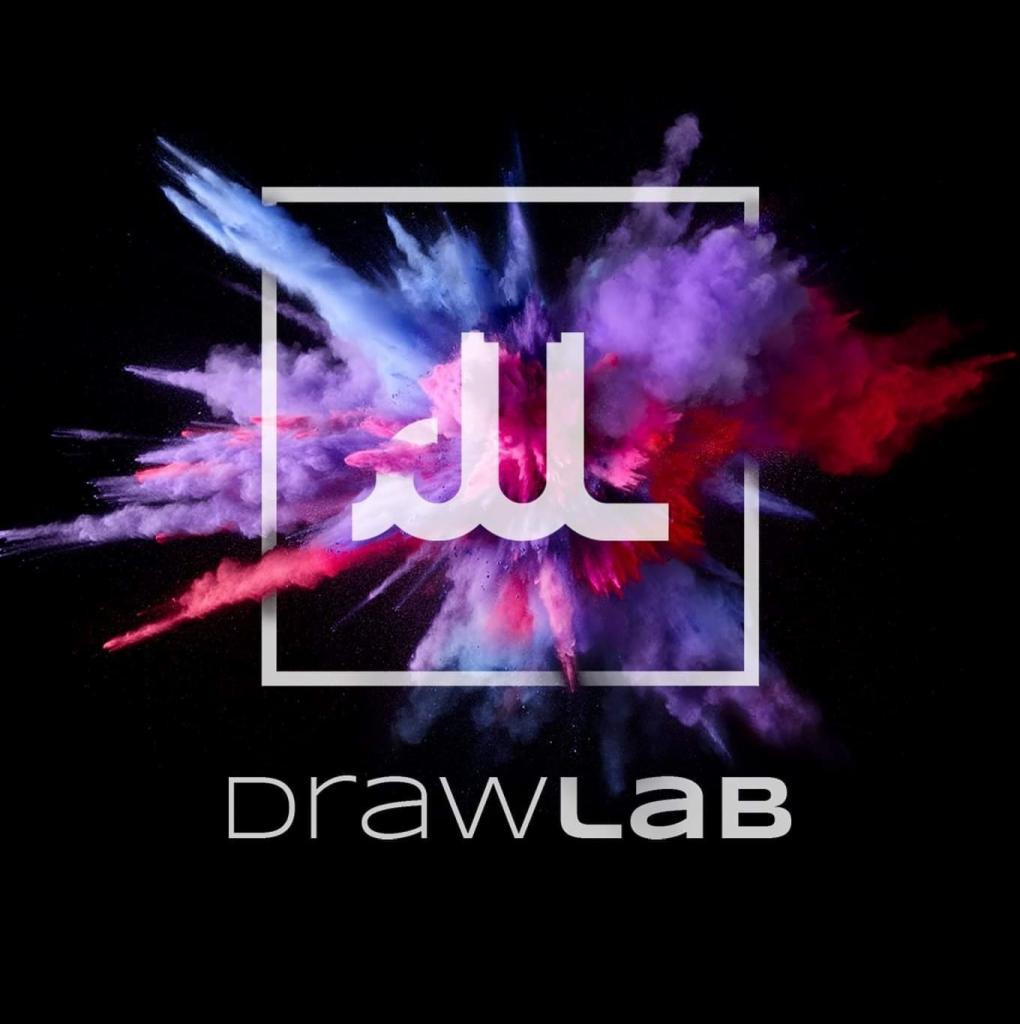 Minimalistyczne logo firmy DrawLab przedstawiające stylizowaną literę 'DL' w negatywie, z ukrytą probówką, na tle kolorowej eksplozji przypominającej farby w odcieniach czerwieni, fioletu i błękitu...