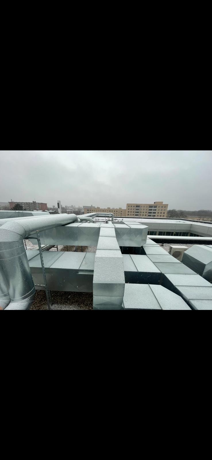 Kanaly wentylacyjne pokryte alu welną i blachą.