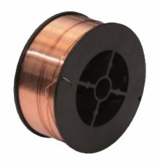 Szpula z drutem spawalniczym w kolorze miedzi, nawinięta na czarną plastikową szpulę, widoczna w zbliżeniu na białym tle.