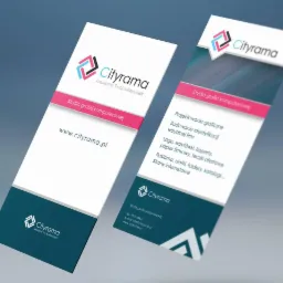 Dwa ulotki/foldery reklamowe studia grafiki komputerowej Cityrama, prezentujące zakres usług: projektowanie graficzne, identyfikacja wizualna, logo, wizytówki, strony internetowe. Ujęcie z lekkiej...