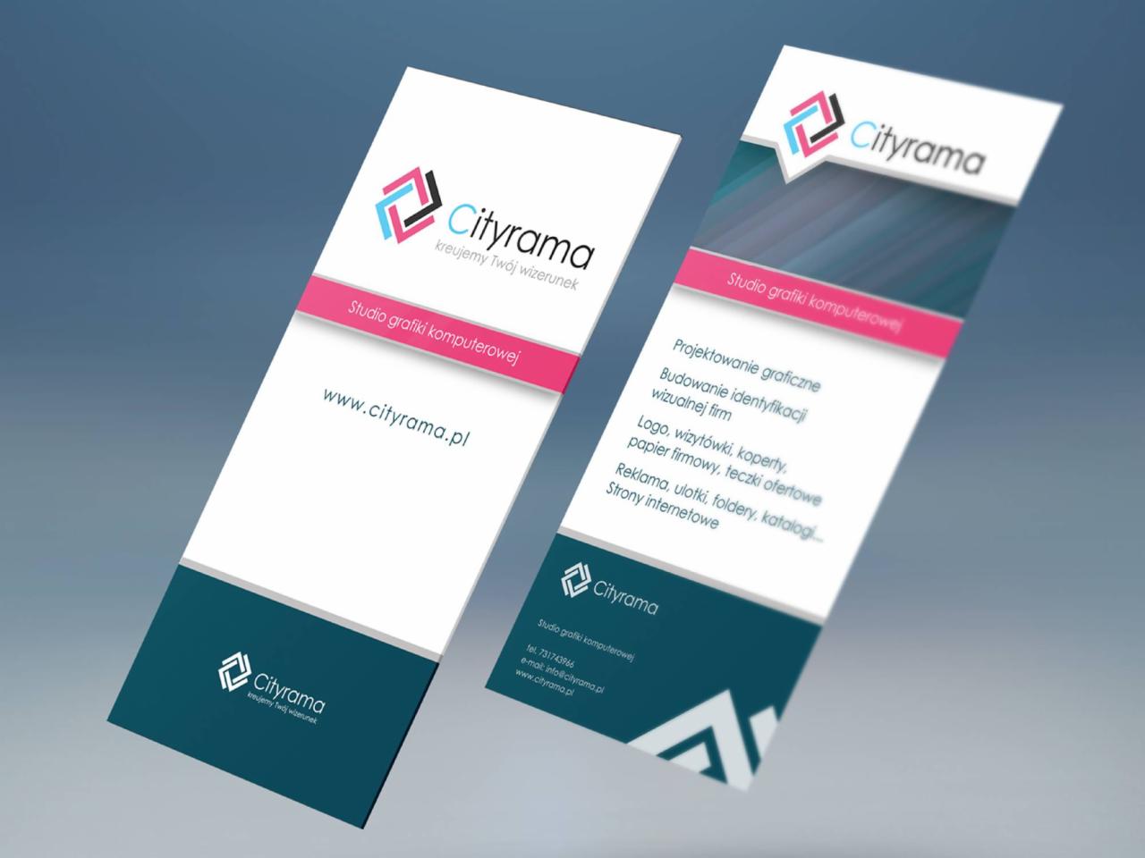 Dwa ulotki/foldery reklamowe studia grafiki komputerowej Cityrama, prezentujące zakres usług: projektowanie graficzne, identyfikacja wizualna, logo, wizytówki, strony internetowe. Ujęcie z lekkiej...
