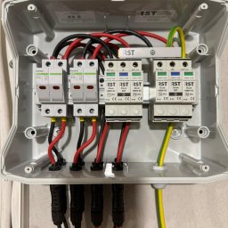 Ekover- Piotr Drabjewski - Rozdzielnica DC z bezpiecznikami Noark i ogranicznikami przepięć RST, okablowana czerwonymi i czarnymi przewodami, żółto-zielony przewód uziemiający.