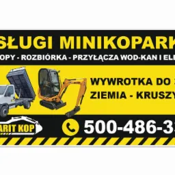 Reklama usług minikoparką z wywrotką do 3,5t, oferująca wykopy, rozbiórki i przyłącza wod-kan i elektryczne, z numerem telefonu i logo firmy MARIT KOP na żółto-czarnym tle.