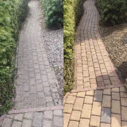 Porównanie kostki brukowej przed i po czyszczeniu: po lewej stronie szara i zabrudzona, po prawej odzyskana, jasna, piaskowa barwa. Ścieżka otoczona zielonymi krzewami i kamieniami.