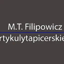 Logo firmy M.T. Filipowicz z adresem strony internetowej artykułytapicerskie.pl na szarym tle.