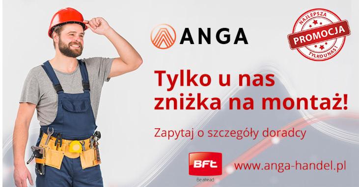 Mężczyzna w czerwonym kasku i roboczym kombinezonie, z pasem narzędziowym, prezentuje ofertę firmy ANGA z promocją na montaż, widoczne logo firmy i adres strony internetowej.