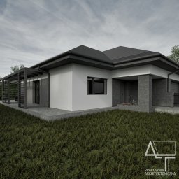 AT PRACOWNIA - Wizualizacja parterowego domu z pergolą i elewacją w odcieniach szarości. Nowoczesny projekt z kamiennymi elementami i minimalistycznym ogrodem. Logo w prawym dolnym rogu.