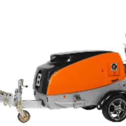 Pompa do betonu w kolorze pomarańczowo-szarym, z otwartym zbiornikiem na mieszankę, stojąca na czarnym tle.