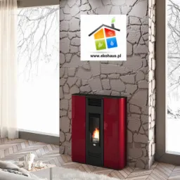 Czerwony piec na pellet z płomieniem w salonie, logo firmy na ścianie z kamienia, widok na zimowy krajobraz za oknem.