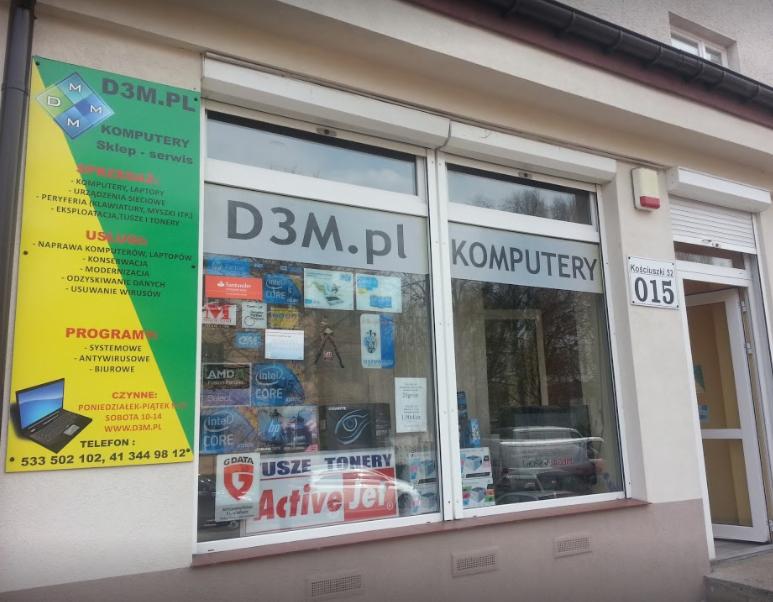 Fasada sklepu komputerowego D3M.pl z informacjami o świadczonych usługach, w tym naprawie i odzyskiwaniu danych, oraz ekspozycją pudełek z podzespołami w witrynie.