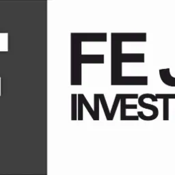 Logo firmy FE JM INVEST z dużą białą literą F na ciemnoszarym kwadracie po lewej stronie i czarnym napisem FE JM INVEST po prawej na białym tle.