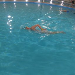 Technika pływania kraulem w wykonaniu naszej kursantki Renaty zaczynającej naukę pływania od podstaw.