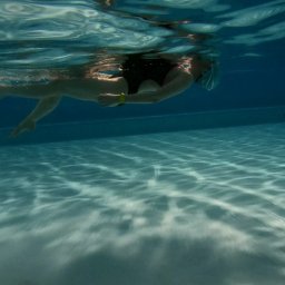 Pływanie na plecach / praca nóg w stylu grzbietowym to jedna z pierwszych umiejętności pływackich, którą opanowują nasi kursanci. 