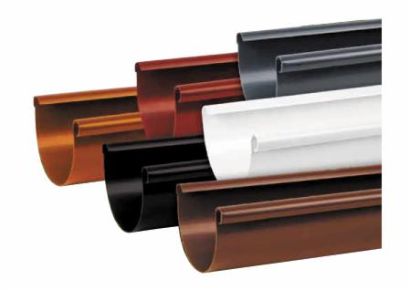 Prezentacja różnych kolorów rynien dachowych z tworzywa sztucznego, w odcieniach brązu, czerni i bieli, ustawionych w rzędzie na białym tle.