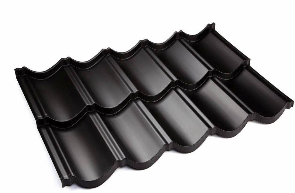 Matowa, czarna dachówka metalowa w kształcie klasycznej dachówki ceramicznej, eksponowana na białym tle w studiu.