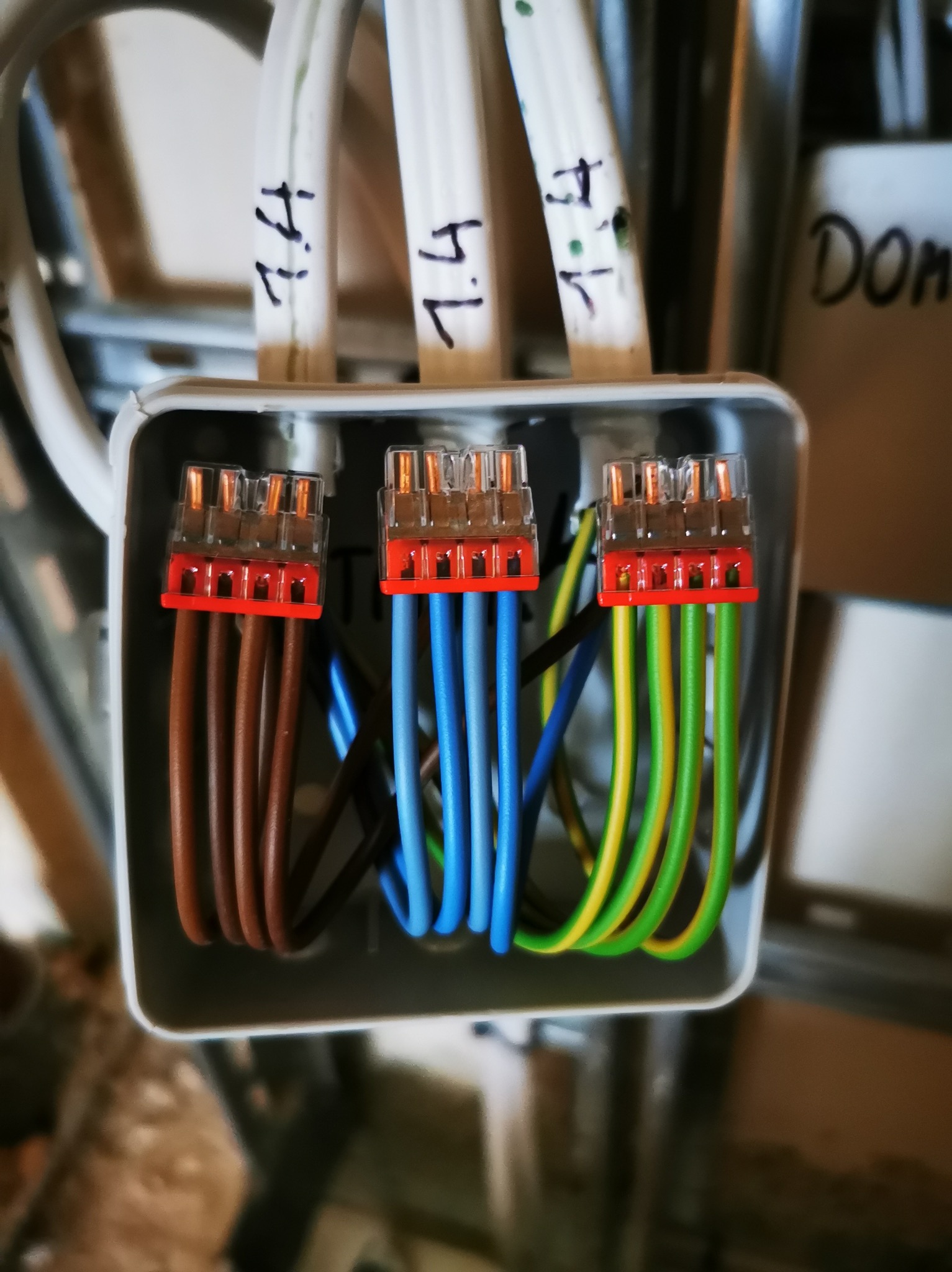 Połączenia elektryczne w puszce instalacyjnej, z użyciem złączek Wago. Kable oznaczone numerem 7.4. Widok z góry na instalację w trakcie montażu.