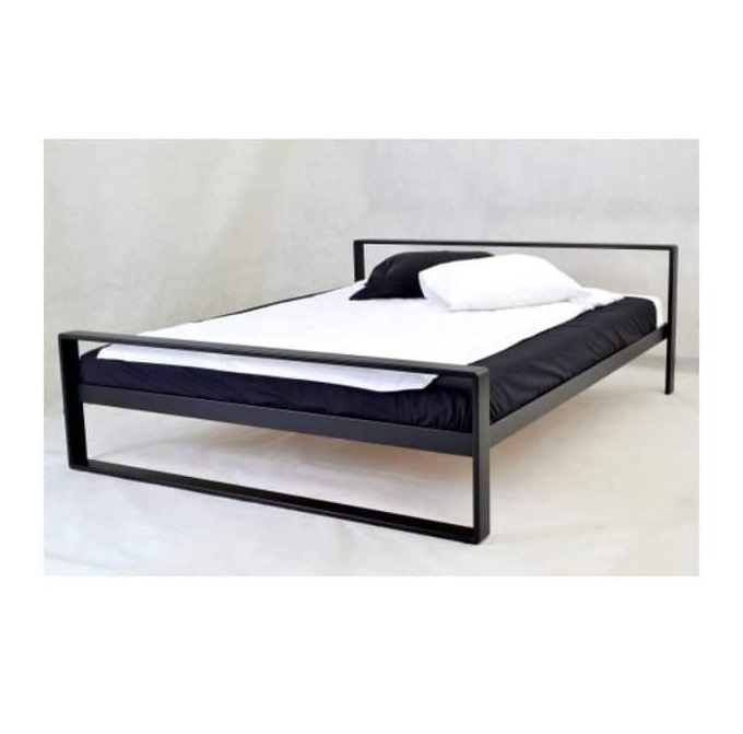 Minimalistyczne łóżko z czarną, metalową ramą, pościel w kolorach bieli i czerni, poduszki w komplecie, na jasnym tle.