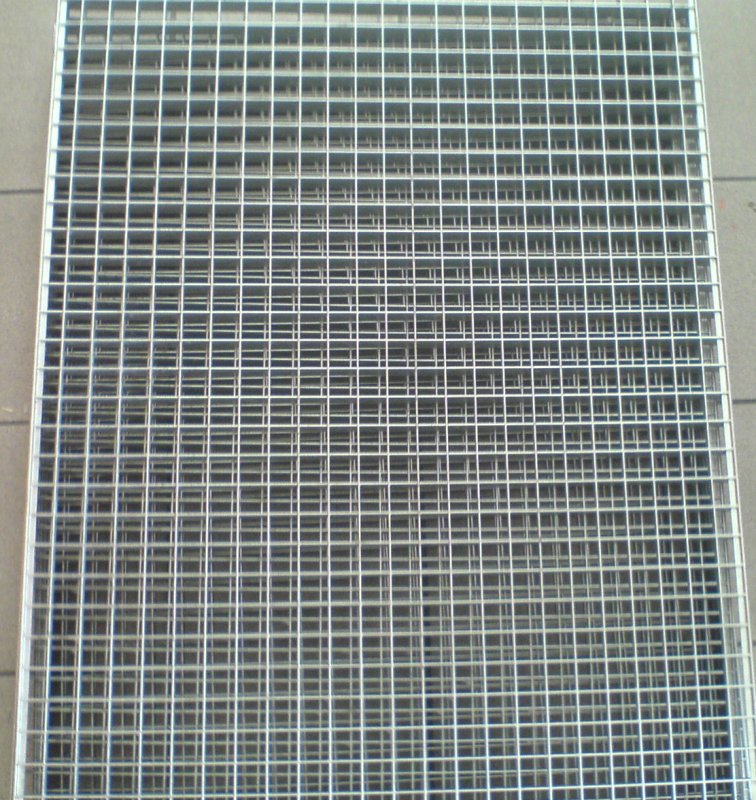 Krata pomostowa z ocynkowanej stali, widok z góry, regularna siatka kwadratowych oczek.