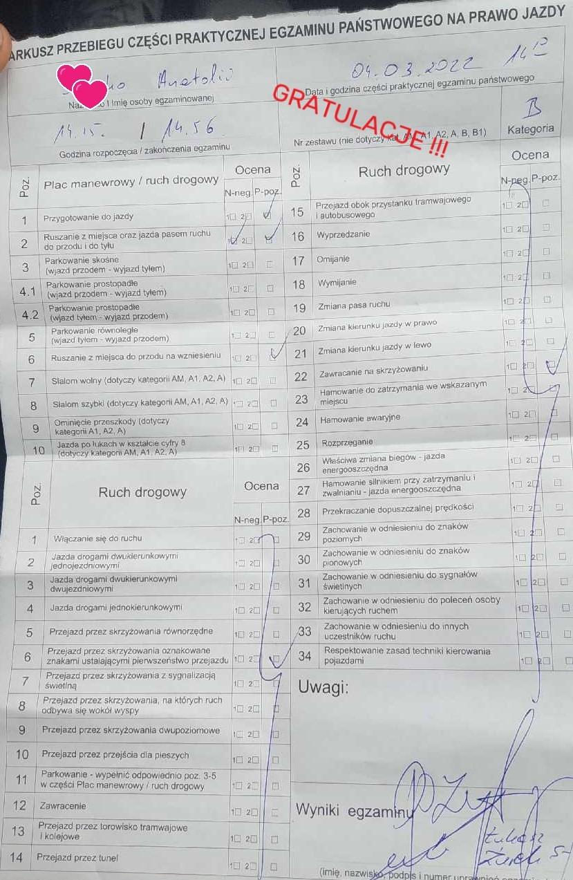 Wypełniony arkusz przebiegu praktycznej części egzaminu państwowego na prawo jazdy z zaznaczonymi pozytywnymi ocenami i gratulacjami, podpisany przez egzaminatora.