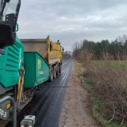 Układanie nawierzchni asfaltowych