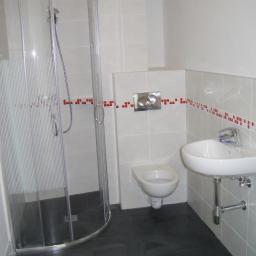 standartowa łazienka z kabiną bez brodzika, odpływ punktowy (koperta)