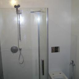 mała łazienka przy sypialniana kabina ,,kludi"bateria pod tynkowa ,,kludi" zabudowa stelaża WC z prawej strony bidetka ,,kludi"