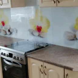 Grafika montowana w kuchni między szafkami