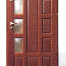 Brązowe drzwi wejściowe z przeszkleniami w kształcie łuków i prostokątów, widoczny zamek i klamka, model DZ1/3s.