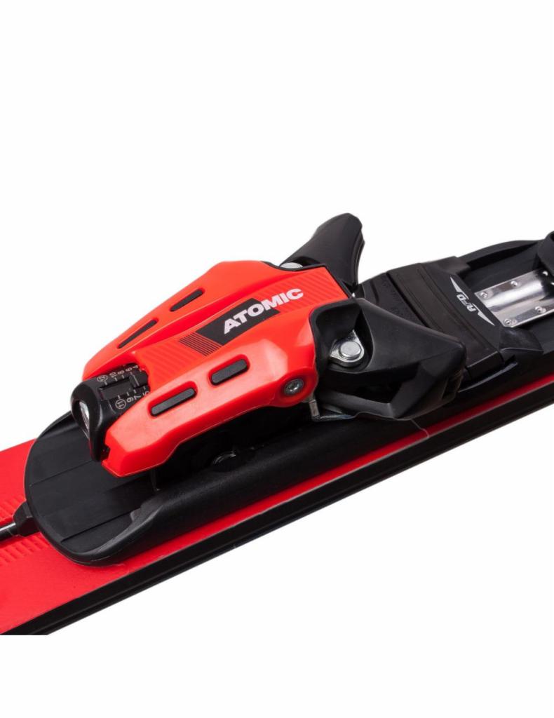 Czerwone wiązania narciarskie Atomic zamontowane na nartach, widoczne detale regulacji, oferowane we Wrocławiu.