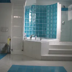 Biało-błękitna łazienka z wanną otoczoną ścianką z luksferów, widoczne schodki prowadzące do wanny oraz grzejnik drabinkowy.