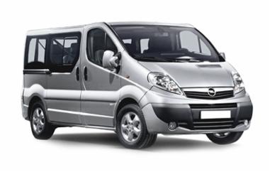 Srebrny Opel Vivaro, widok z boku na białym tle. Auto z przyciemnianymi szybami w tylnej części, idealne do komfortowego przewozu osób.