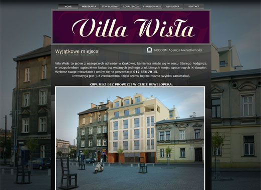 Strona internetowa z wizualizacją budynku Villa Wista w Krakowie, wyświetlana na tle starszych kamienic i placu z instalacją krzeseł.