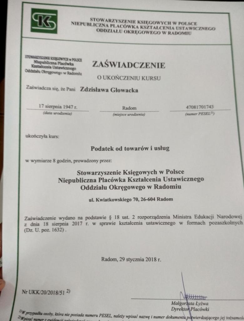Skan zaświadczenia o ukończeniu kursu 'Podatek od towarów i usług' wydanego przez Stowarzyszenie Księgowych w Polsce, z datą 29 stycznia 2018 roku, podpisane przez Dyrektora Placówki Małgorzatę Łyżwę.