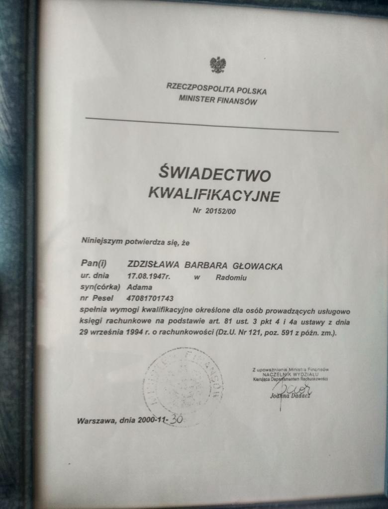 Oprawione w ramkę Świadectwo Kwalifikacyjne Ministerstwa Finansów, wydane w 2000 roku dla Zdzisławy Barbary Głowackiej, uprawniające do prowadzenia ksiąg rachunkowych.