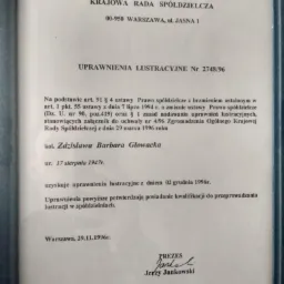 Skan dokumentu z 1996 roku, potwierdzającego uprawnienia lustracyjne dla Zdzisławy Barbary Głowackiej, wydany przez Krajową Radę Spółdzielczą, podpisany przez Prezesa Jerzego Jankowskiego...